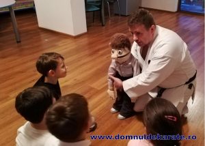 Domnul de Karate și copiii de la afterschool