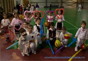 domnul de karate și copiii cu baloane