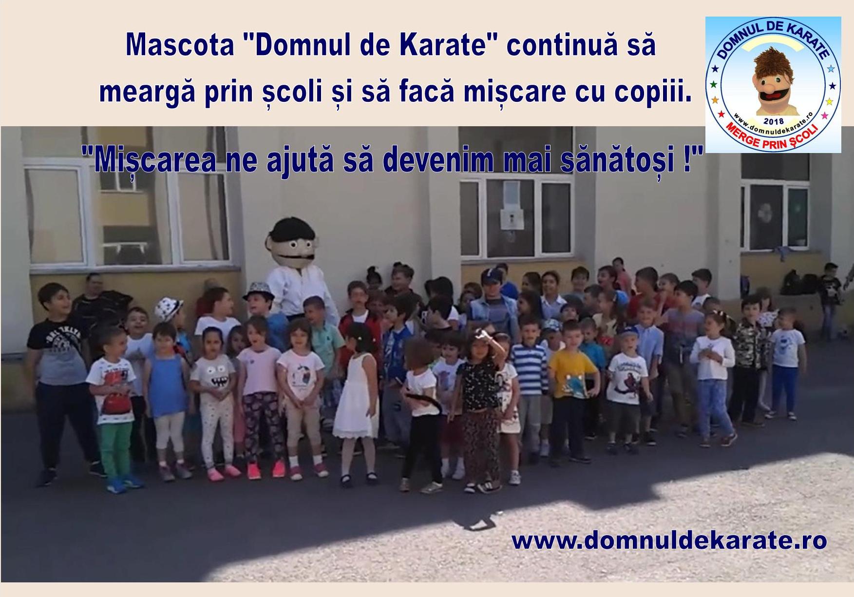 Mascota Domnul de Karate face mișcare cu copiii de la Școala Gimnazială Neagoe Basarab în noiembrie
